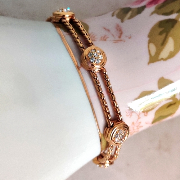 Dazzling Swarovski Swan Bracelet - Picture 2 of 13